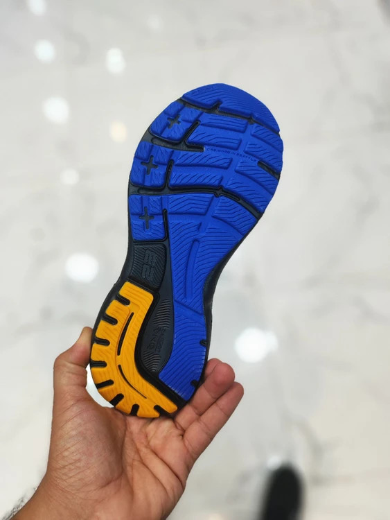 کتونی رانینگ بروکس آدرنالین جی تی اس ۲۳/Brooks Adrenaline GTS 23 . ساخت ویتنام . سایز۴۰ ۴۱ ۴۲ ۴۳ ۴۴ ۴۵. فروش تکی و عمده . تضمین کیفیت کالا