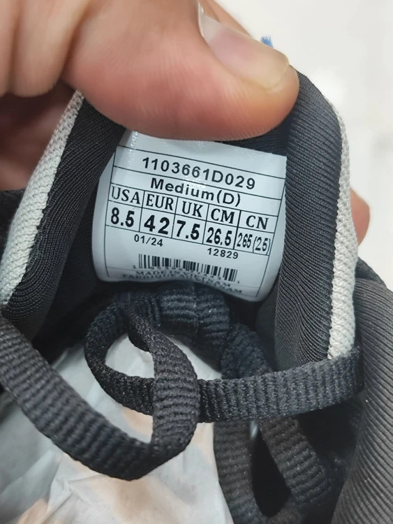 کتونی رانینگ بروکس آدرنالین جی تی اس ۲۳/Brooks Adrenaline GTS 23 . ساخت ویتنام . سایز۴۰ ۴۱ ۴۲ ۴۳ ۴۴ ۴۵. فروش تکی و عمده . تضمین کیفیت کالا
