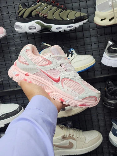 کتونی زنانه مسترکوالیتی نایک V5 RNR/ سایز 37 الی 40/ Nike V5 RNR/ضمانت کالا/فروش تک و عمده