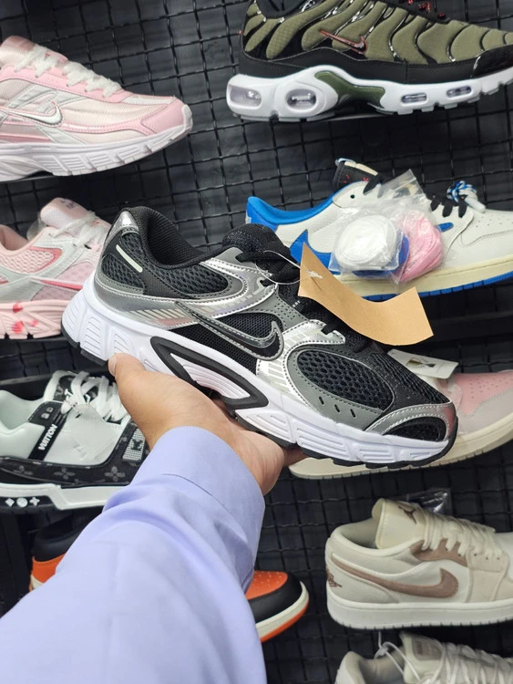 کتونی زنانه مسترکوالیتی نایک V5 RNR/ سایز ۴۰ الی 4۵/ Nike V5 RNR/ضمانت کالا/فروش تک و عمده