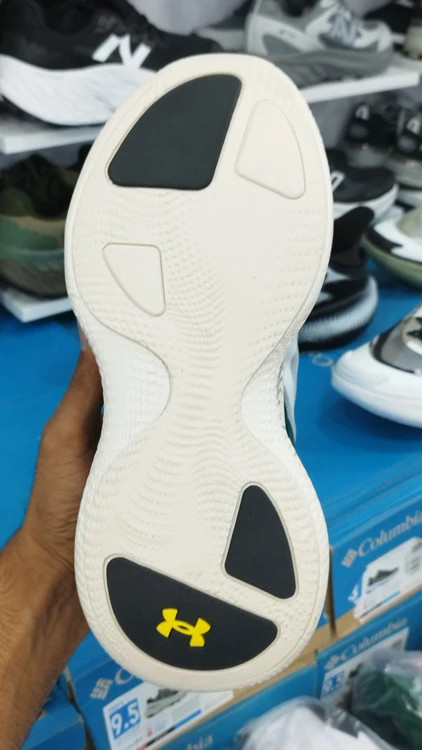 کتونی مسترکوالیتی درجه ۱ آندر آرمور اکو اسلیپ اسپیدUnder Armour UA Echo ساخت ویتنام وارداتی سایز ۴۰الی ۴۵ همراه با جعبه بارکد دار ضمانت کیفیت کالا