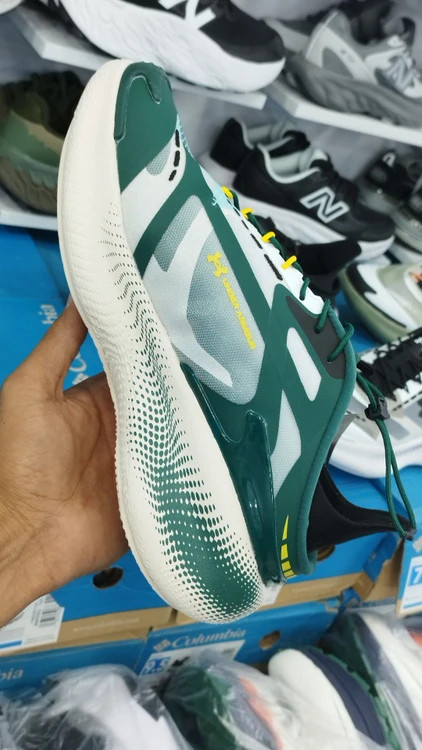 کتونی مسترکوالیتی درجه ۱ آندر آرمور اکو اسلیپ اسپیدUnder Armour UA Echo ساخت ویتنام وارداتی سایز ۴۰الی ۴۵ همراه با جعبه بارکد دار ضمانت کیفیت کالا