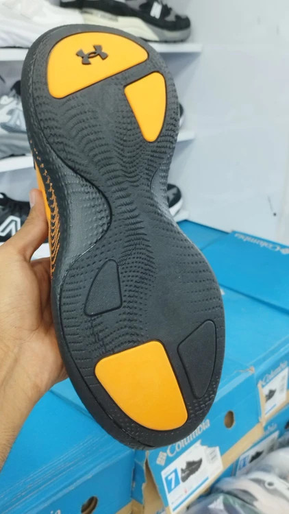 کتونی مسترکوالیتی درجه ۱ آندر آرمور اکو اسلیپ اسپیدUnder Armour UA Echo ساخت ویتنام وارداتی سایز ۴۰الی ۴۵ همراه با جعبه بارکد دار ضمانت کیفیت کالا