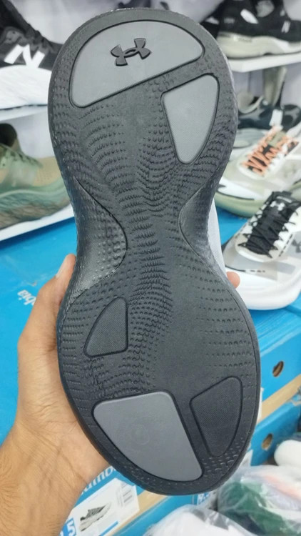 کتونی مسترکوالیتی درجه ۱ آندر آرمور اکو اسلیپ اسپیدUnder Armour UA Echo ساخت ویتنام وارداتی سایز ۴۰الی ۴۵ همراه با جعبه بارکد دار ضمانت کیفیت کالا