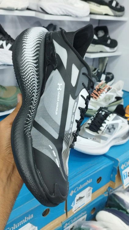 کتونی مسترکوالیتی درجه ۱ آندر آرمور اکو اسلیپ اسپیدUnder Armour UA Echo ساخت ویتنام وارداتی سایز ۴۰الی ۴۵ همراه با جعبه بارکد دار ضمانت کیفیت کالا