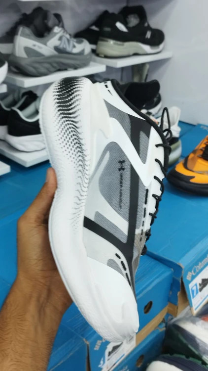 کتونی مسترکوالیتی درجه ۱ آندر آرمور اکو اسلیپ اسپیدUnder Armour UA Echo ساخت ویتنام وارداتی سایز ۴۰الی ۴۵ همراه با جعبه بارکد دار ضمانت کیفیت کالا