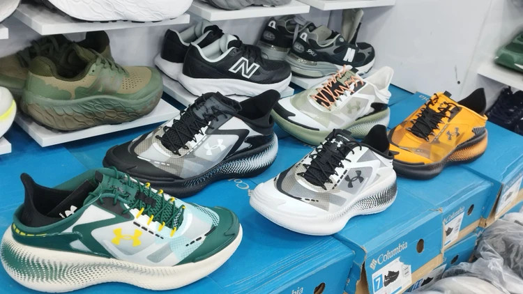 کتونی مسترکوالیتی درجه ۱ آندر آرمور اکو اسلیپ اسپیدUnder Armour UA Echo ساخت ویتنام وارداتی سایز ۴۰الی ۴۵ همراه با جعبه بارکد دار ضمانت کیفیت کالا
