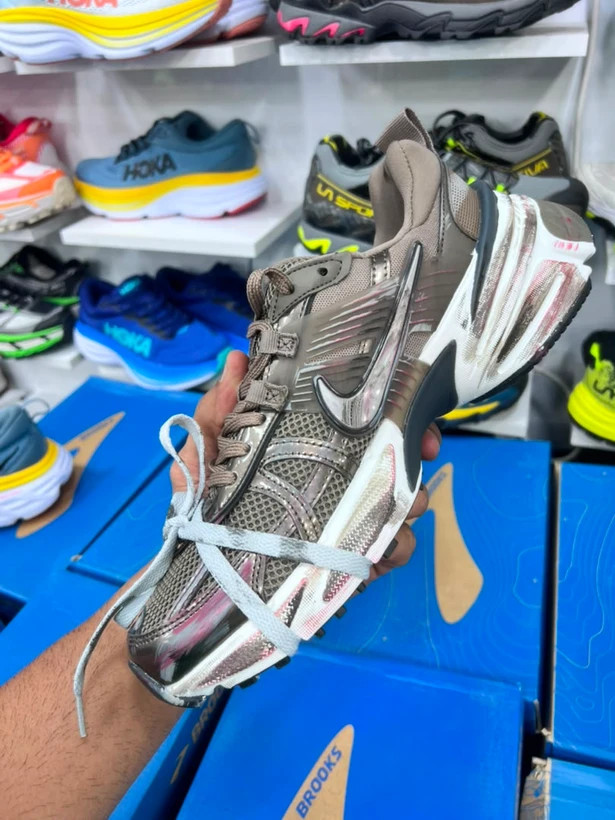 کتونی ست زنانه و مردانه نایک Nike v2k Run مسترکوالیتی درجه ۱/ساخت ویتنام وارداتی/سایز۳۷الی ۴۵/باجعبه بارکد دار/ضمانت کیفیت کالا