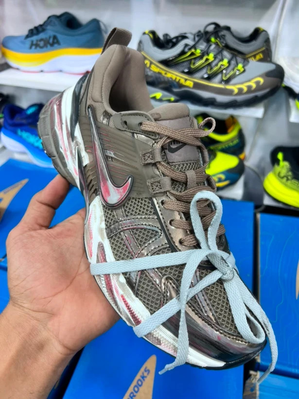 کتونی ست زنانه و مردانه نایک Nike v2k Run مسترکوالیتی درجه ۱/ساخت ویتنام وارداتی/سایز۳۷الی ۴۵/باجعبه بارکد دار/ضمانت کیفیت کالا
