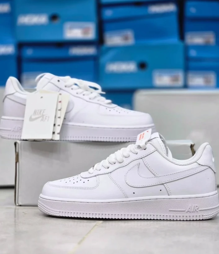 کتونی مردانه و زنانه نایک ایرفورس رنگ سفید کلاسیک/Nike Air force/ساخت ویتنام وارداتی/ رویه چرم سایز38_39_ ۴۰_۴۱_۴۲_۴۳_۴۴_۴۵/سفید کلاسیک/فروش تکی و عمده/ضمانت کیفیت کالا