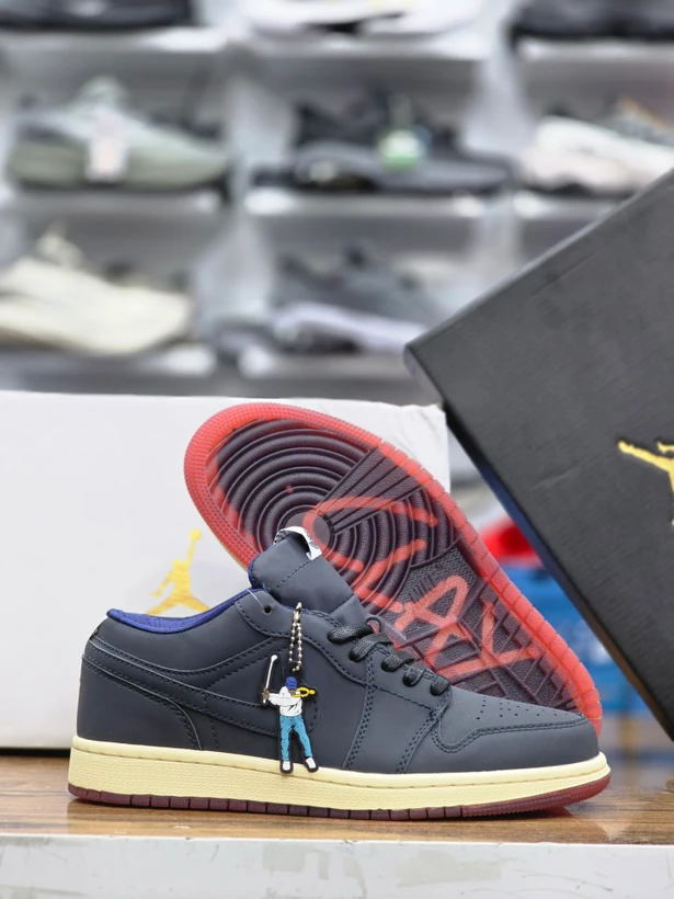 کتونی مسترکوالیتی نایک ایر جردن وان Nike Air Jordan 1 Low وارداتی ساخت ویتنام سایز ۴۰ الی ۴۵فروش تکی و عمده/ضمانت کیفیت کالا