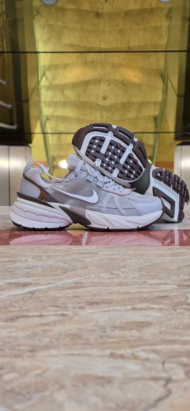کتونی ست زنانه و مردانه نایک Nike v۲k Run مسترکوالیتی درجه ۱/ساخت ویتنام وارداتی/سایز۳۷الی ۴۰/باجعبه بارکد دار/ضمانت کیفیت کالا