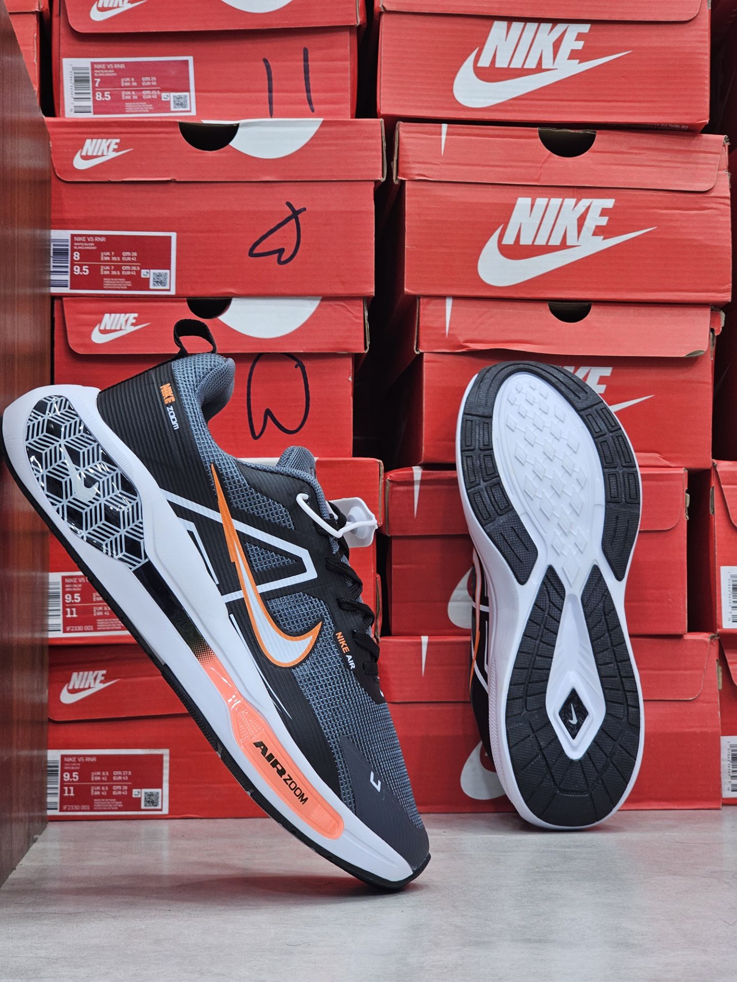 کتونی نایک ایر زوم وینفلو ۲ ۲ Nike Air Zoom Winflo ساخت ویتنام وارداتی سایز ۴۰ الی ۴۵ ضمانت کیفیت کالا فروش تکی و عمده