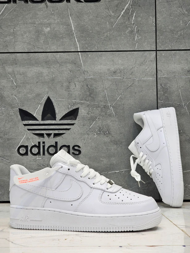 کتونی زنانه و مردانه نایک ایرفورسNike Air force vietnam مستر کوالیتی درجه ۱ رنگ سفید و مشکی کلاسیک/ساخت ویتنام وارداتی/ رویه چرم سایز۳۷ الی ۴۵/فروش تکی و عمده/ضمانت کیفیت کالا