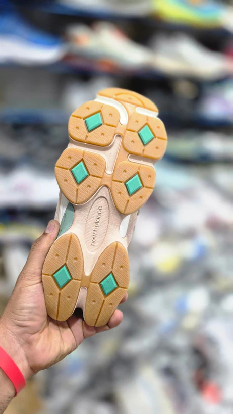 کتونی مردانه نیوبالانس ۹۰۶۰ مسترکوالیتی A پیاده رویی و رانینگ/ Newbalance 9060/ ساخت ویتنام وارداتی / سایز ۴۰الی ۴۵ فروش تک و عمده ضمانت اصالت کالا کیفیت مسترکوالیتی درجه ۱