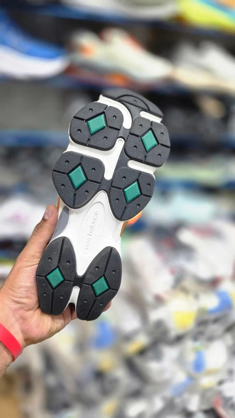 کتونی مردانه نیوبالانس ۹۰۶۰ مسترکوالیتی A پیاده رویی و رانینگ/ Newbalance 9060/ ساخت ویتنام وارداتی / سایز ۴۰الی ۴۵ فروش تک و عمده ضمانت اصالت کالا کیفیت مسترکوالیتی درجه ۱