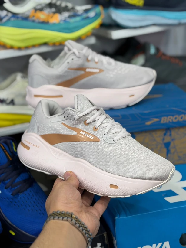 کتونی رانینگ و پیاده روی بروکس گاست مکس/Brooks ghost max/ساخت ویتنام وارداتی/سایز۳۶الی 45/ضمانت اصالت کالا/فروش تکی و عمده