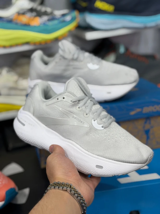 کتونی رانینگ و پیاده روی بروکس گاست مکس/Brooks ghost max/ساخت ویتنام وارداتی/سایز۳۶الی 45/ضمانت اصالت کالا/فروش تکی و عمده