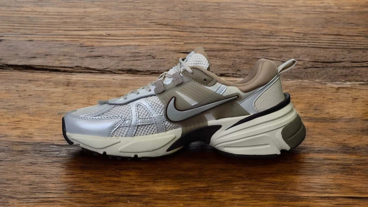 کتونی مسترکوالیتی / نایک وی تو کی / Nike V2k Run /سایز 42 / ساخت ویتنام وارداتی / فروش تکی و عمده / ضمانت کیفیت کالا
