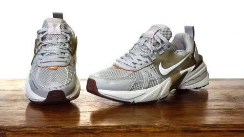 کتونی مسترکوالیتی / نایک وی تو کی / Nike V2k Run /سایز 42 / ساخت ویتنام وارداتی / فروش تکی و عمده / ضمانت کیفیت کالا
