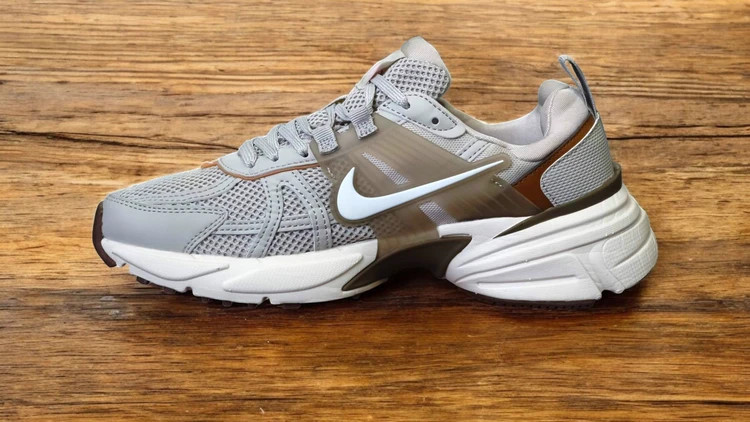 کتونی مسترکوالیتی / نایک وی تو کی / Nike V2k Run /سایز 42 / ساخت ویتنام وارداتی / فروش تکی و عمده / ضمانت کیفیت کالا