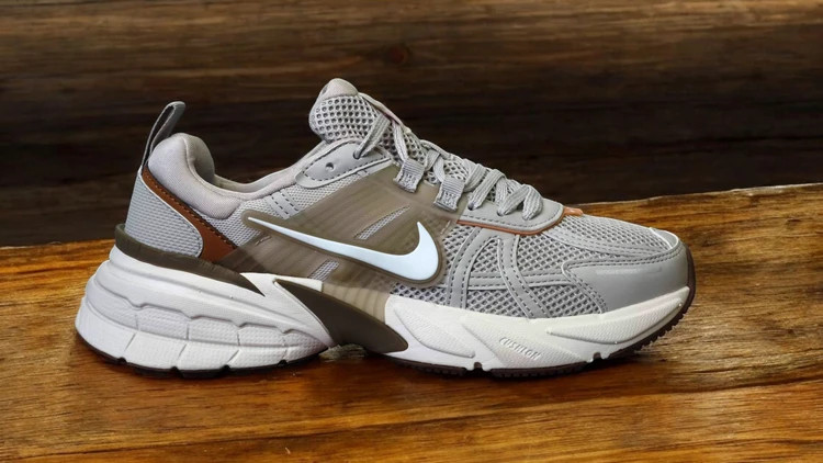 کتونی مسترکوالیتی / نایک وی تو کی / Nike V2k Run /سایز 42 / ساخت ویتنام وارداتی / فروش تکی و عمده / ضمانت کیفیت کالا