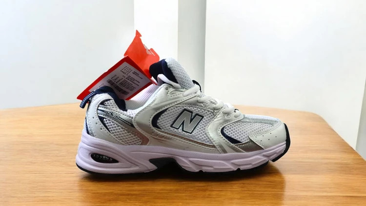 کتونی نیوبالانس ۵۳۰/ Newbalance 530 /پیاده رویی و روزمره /ساخت ویتنام وارداتی / سایز ۳۸_۴۰_۴۵ / فروش تکی و عمده ضمانت کیفیت کالا