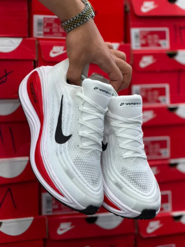 کتونی نایک ومرو 18 / Nike Vomero 18 / ساخت ویتنام وارداتی / سایز ۳۸ الی ۴۵ / ضمانت کیفیت کالا / فروش تکی و عمده