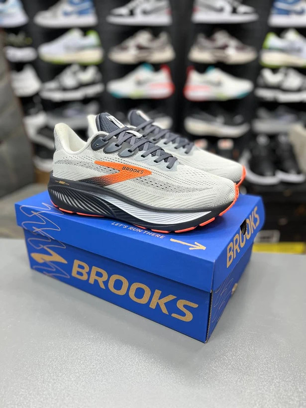 کتونی رانینگ بروکس گاست ۱۷ / Brooks ghost 17 / ساخت ویتنام وارداتی / سایز ۴۰ الی ۴۵ / ضمانت کیفیت کالا / فروش تکی و عمده