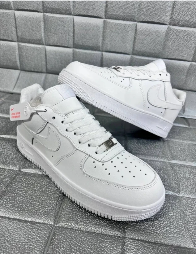 کتونی مردانه و زنانه نایک ایرفورس رنگ سفید کلاسیک/Nike Air force/ساخت ویتنام وارداتی/ رویه چرم سایز38_39_ ۴۰_۴۱_۴۲_۴۳_۴۴_۴۵/سفید کلاسیک/فروش تکی و عمده/ضمانت کیفیت کالا