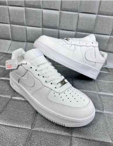 کتونی مردانه و زنانه نایک ایرفورس رنگ سفید کلاسیک/Nike Air force/ساخت ویتنام وارداتی/ رویه چرم سایز38_39_ ۴۰_۴۱_۴۲_۴۳_۴۴_۴۵/سفید کلاسیک/فروش تکی و عمده/ضمانت کیفیت کالا