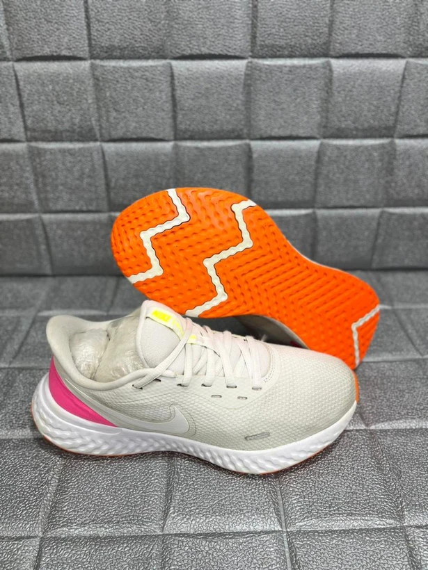کتونی نایک ریولیشن Nike Revolution 5/  ۵ / سایز: ۴۰ / فروش به ضمانت اورجینال استوک اروپایی
