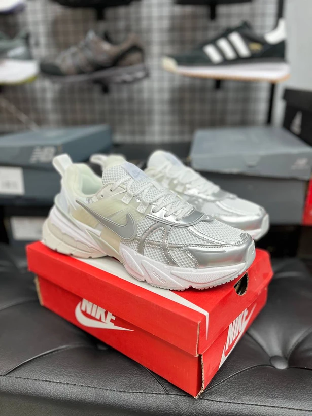 کتونی ست جذاب /  نایک وی تو کی /  Nike V2k Run /سایز 37الی۴۵ / ساخت ویتنام وارداتی /  فروش تکی و عمده / ضمانت کیفیت کالا