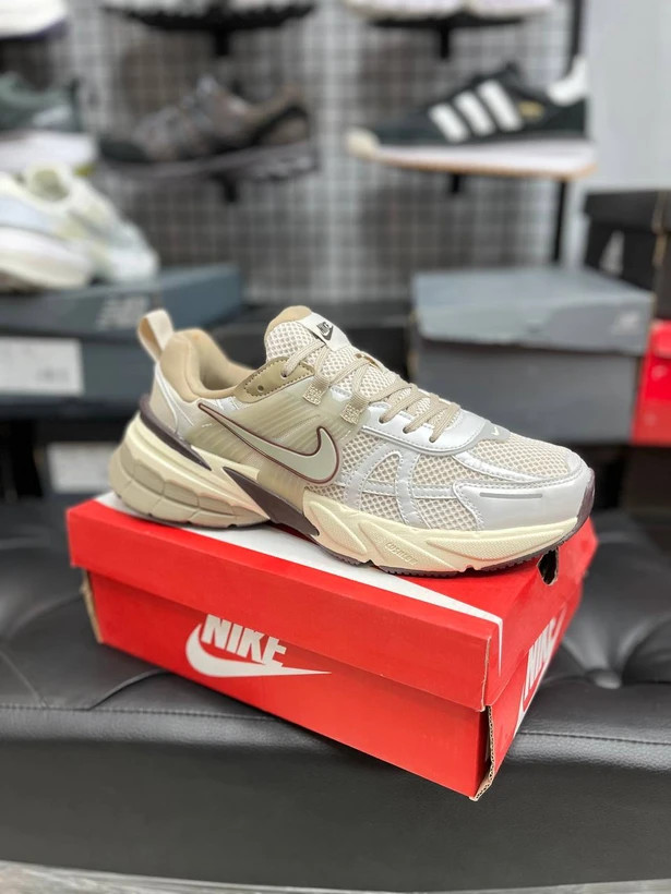 کتونی ست جذاب / نایک وی تو کی / Nike V2k Run /سایز 37الی۴۵ / ساخت ویتنام وارداتی / فروش تکی و عمده / ضمانت کیفیت کالا