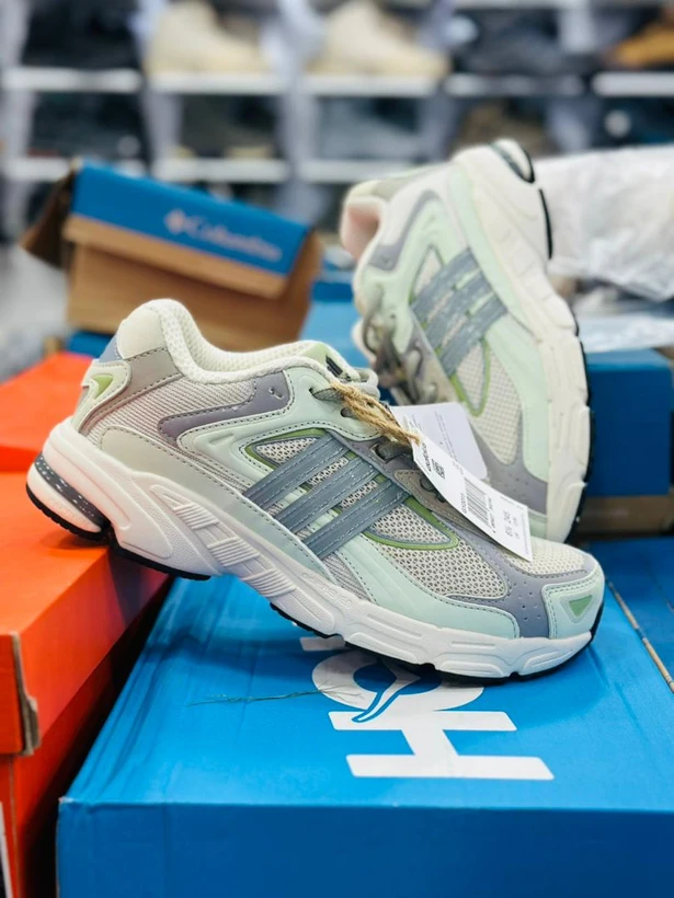 کتونی آدیداس فارماتون/  Adidas Pharmaton / وارداتی ساخت ویتنام /  سایز ۴۰الی۴۵ / ضمانت اصالت کالا / بالاترین کیفیت مسترکوالیتی A / فروش تکی و عمده