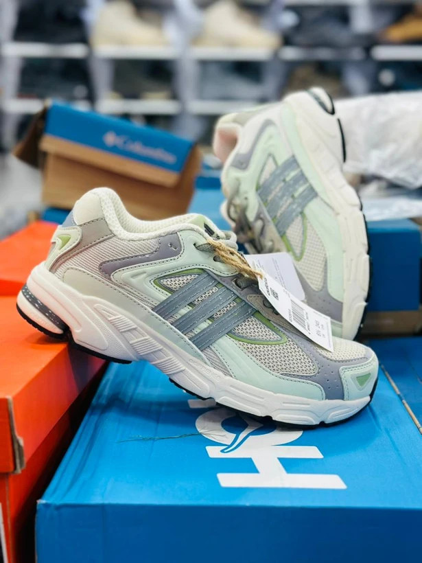 کتونی آدیداس فارماتون/ Adidas Pharmaton / وارداتی ساخت ویتنام / سایز ۴۰الی۴۵ / ضمانت اصالت کالا / بالاترین کیفیت مسترکوالیتی A / فروش تکی و عمده