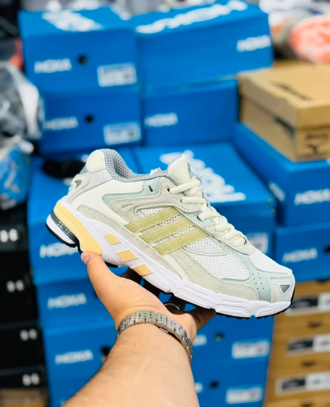 کتونی آدیداس فارماتون/  Adidas Pharmaton / وارداتی ساخت ویتنام /  سایز ۴۰الی۴۵ / ضمانت اصالت کالا / بالاترین کیفیت مسترکوالیتی A / فروش تکی و عمده