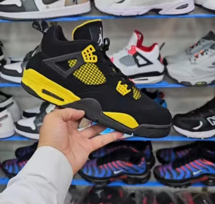کتونی نایک ایر جردن 4 / Nike Air jordan 4 / ساخت ویتنام وارداتی / سایز ۴۳ الی ۴۷ / فروش عمده و تک / ضمانت کیفیت کالا