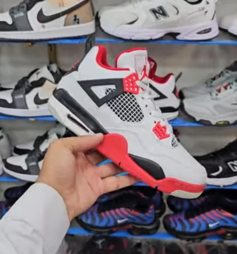 کتونی نایک ایر جردن 4 / Nike Air jordan 4 / ساخت ویتنام وارداتی / سایز ۴۳ الی ۴۷ / فروش عمده و تک / ضمانت کیفیت کالا