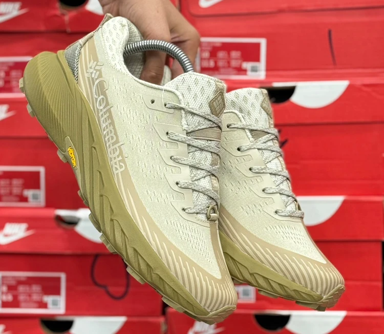 کتونی مسترکوالیتی کلمبیا /Columbia GORE-TEX Vietnam/سایز ۴۰ الی ۴۵ / ساخت ویتنام وارداتی /  زیره ویبرام رویه گورتکس /  ضمانت کیفیت کالا