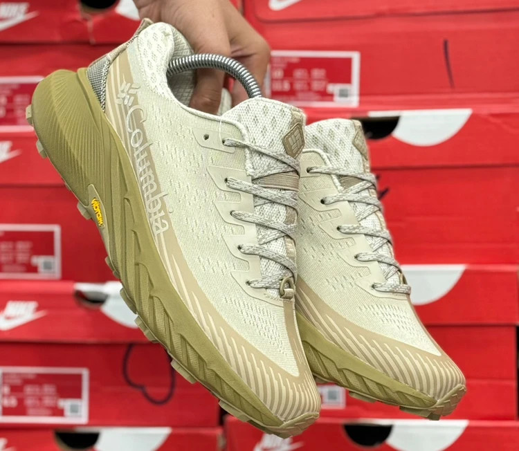 کتونی مسترکوالیتی کلمبیا /Columbia GORE-TEX Vietnam/سایز ۴۰ الی ۴۵ / ساخت ویتنام وارداتی / زیره ویبرام رویه گورتکس / ضمانت کیفیت کالا