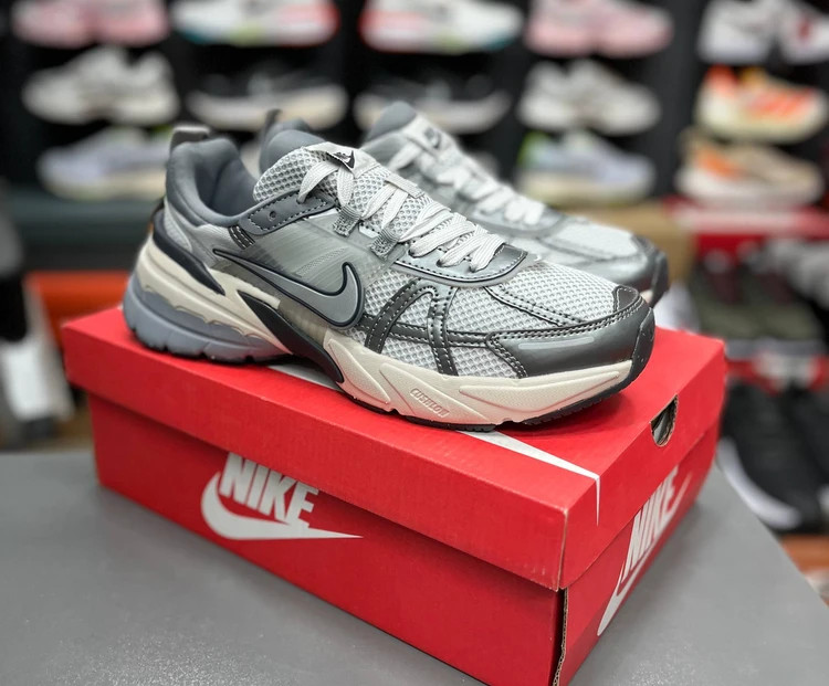 کتونی ست جذاب / نایک وی تو کی / Nike V2k Run /سایز 37الی۴۵ / ساخت ویتنام وارداتی / فروش تکی و عمده / ضمانت کیفیت کالا