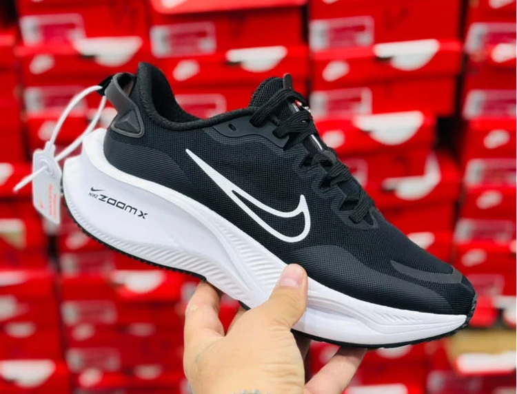 کتونی نایک لبخندی زوم ایکس / Nike Zoom X / ساخت ویتنام وارداتی / سایز۴۰ الی ۴۵ / فروش تکی و عمده /  ضمانت کیفیت کالا
