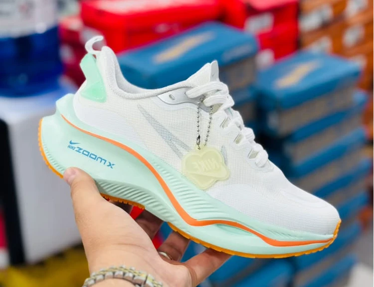 کتونی نایک لبخندی زوم ایکس / Nike Zoom X / ساخت ویتنام وارداتی / سایز ۳۷ الی ۴۰ / فروش تکی و عمده /  ضمانت کیفیت کالا