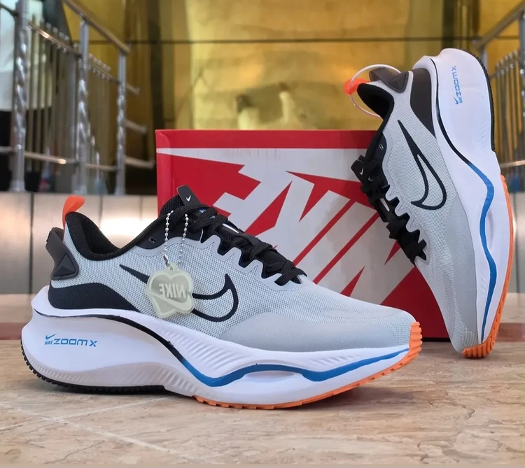 کتونی نایک لبخندی زوم ایکس / Nike Zoom X / ساخت ویتنام وارداتی / سایز۴۰ الی ۴۵ / فروش تکی و عمده /  ضمانت کیفیت کالا