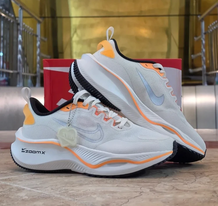 کتونی نایک لبخندی زوم ایکس / Nike Zoom X / ساخت ویتنام وارداتی / سایز ۳۷ الی ۴۰ / فروش تکی و عمده /  ضمانت کیفیت کالا