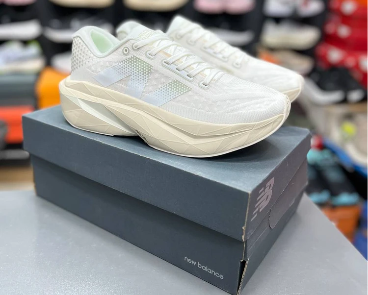 کتونی نیوبالانس الیت وی ۴ / New Balance FuelCell SuperComp Elite v3 /  ساخت ویتنام وارداتی /  سایز ۴۰ الی۴۵ / فروش تکی و عمده /  پایین ترین قیمت بالاترین کیفیت