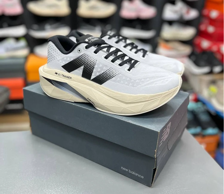 کتونی نیوبالانس الیت وی ۴ / New Balance FuelCell SuperComp Elite v3 /  ساخت ویتنام وارداتی /  سایز ۴۰ الی۴۵ / فروش تکی و عمده /  پایین ترین قیمت بالاترین کیفیت